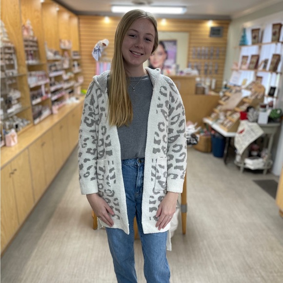 ComfyLuxe Kids Robe With Hood - Picture 4 of 5